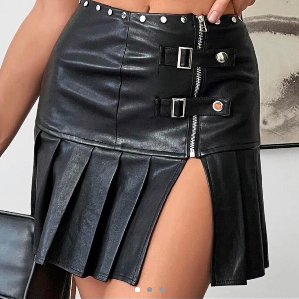 Buckle pleated skirt